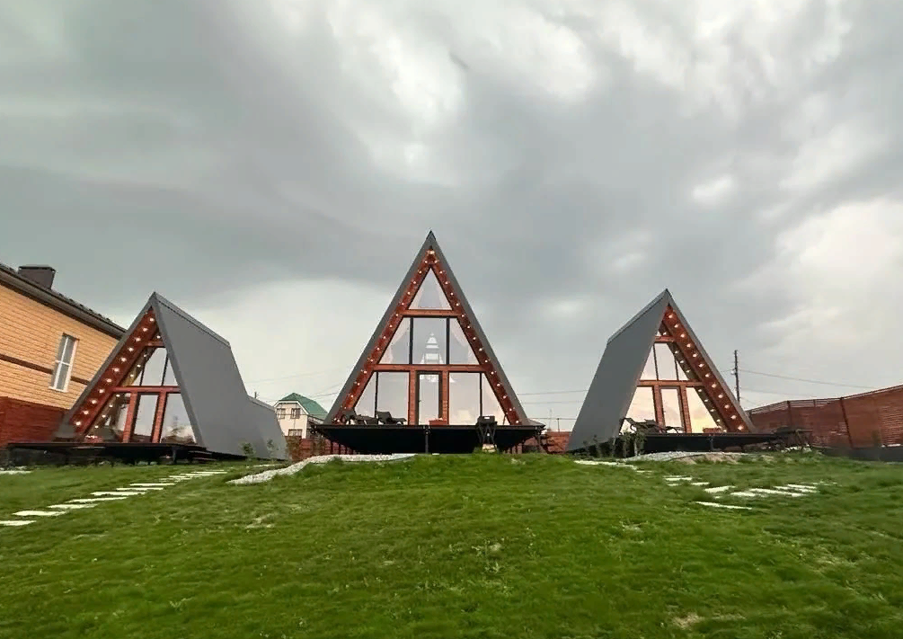 Uchastok_pod_glemping_s_postroikami